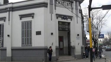 ESPACIO. La Escuela Nº1 es el edificio central del ISFD 51 solo de noche..