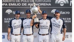 (MATÍAS CALLEJO). CUARTETO CAMPEÓN. Nero, Mac Donough, Stirling y Cambiaso alzan la Copa..