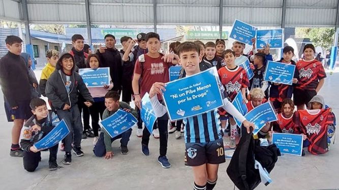 A lo largo de toda la jornada de hoy, en un nuevo aniversario del “Día de la Vida Libre de Adicciones de Pilar”, en homenaje a Luis Cubilla, compartimos con todas las ligas de fútbol de Pilar una jornada de concientización y prevención de adicciones. Dirección de Deportes Pilar / @DeportesPilar..