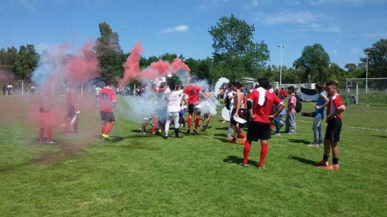 CAMPEONES. Los chicos de la 2000 festejaron con bombos y bengalas la consagración..