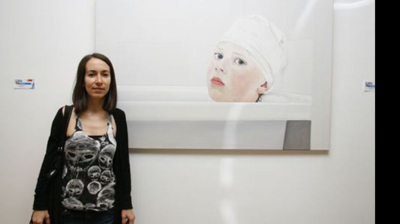 Bianca Tessore, junto a su obra, que terminó llevándose el premio mayor del concurso de TelViso..