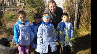 Alumnos del Jardín 905 de Carumbé, de Manuel Alberti, plantando su árbol..