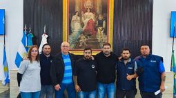 CONCEJO. El Concejal Silvio Rodríguez con los despedidos de ILVA.