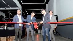 Martín Vázquez y Agustín Aramayo con el corte de cinta e inauguración de Neumashop. Martín Vázquez y Agustín Aramayo con el corte de cinta e inauguración de Neumashop.
