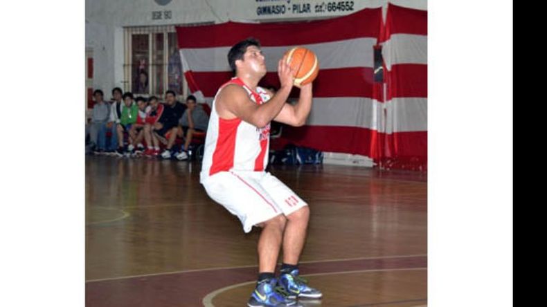 Figura. El pivote Nicolás Oscariz tuvo un juego sólido a lo largo del partido..