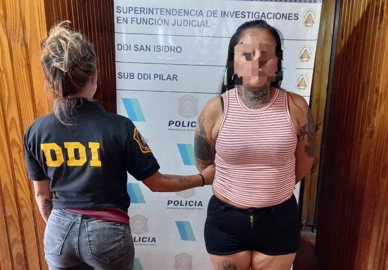 Personal de la Sub DDI de Pilar junto a la detenida. Cometió un hecho similar en José C. Paz.