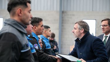 SALUDO. Achával acompañó a los nuevos agentes de seguridad y los ingresantes al curso.