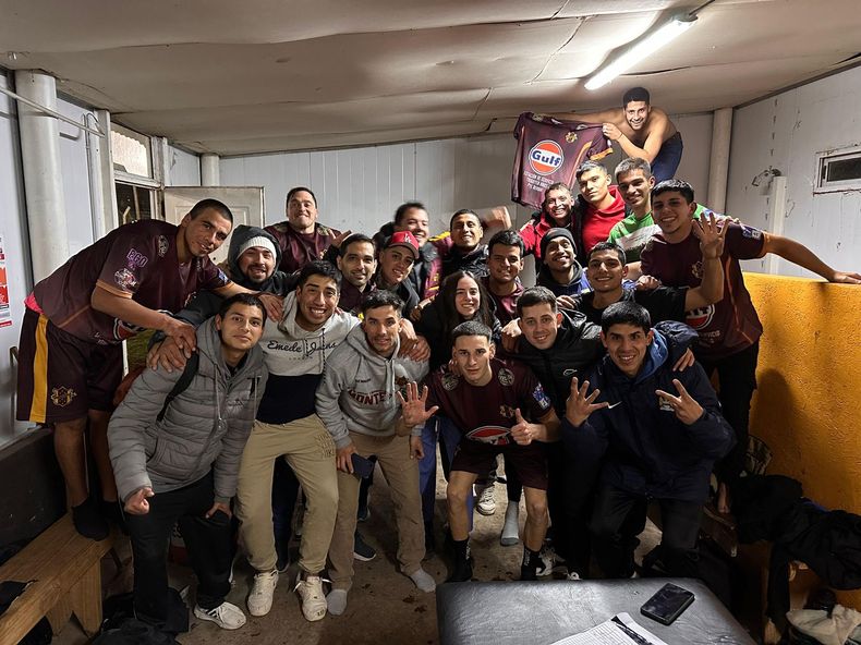 FESTEJO. Todo Monterrey celebra en el vestuario la clasificación al Reducido.