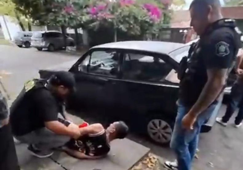 DETENIDO. Fue ubicado en la puerta de su casa, en Moreno 135, Pilar.