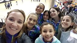 SELFIE. Burzo, junto a sus alumnas, en el estadio de San Juan..