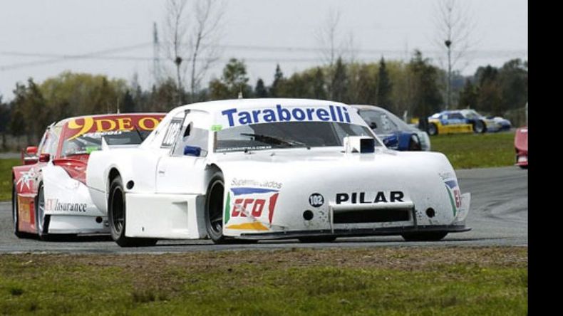 Perlo comanda el pelotón en la final del TC Pista Mouras. Atrás asoma el Torino de Ércoli (3º)..