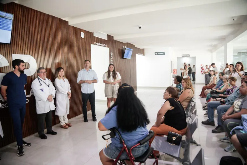 CHARLA Federico Achval evalu el funcionamiento del nuevo centro junto a mdicos y pacientesnbspnbsp