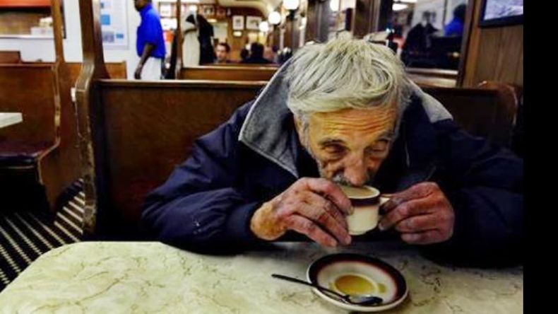 La idea busca que los más desprotegidos tengan una taza de café caliente. En Pilar, se readapta..