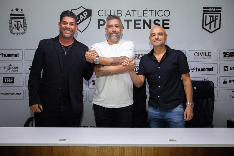 Sergio Gómez y Favio Orsi junto a Sebastián Ordóñez, presidente de Platense.