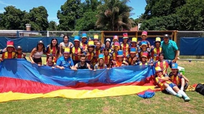 COTILLÓN. Las campeonas de América festejan con bandera y gorros la consagración..