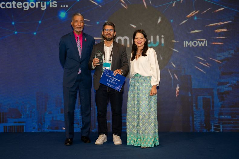 Ariel Fernández Alvarado, Gerente General de Telviso, presidente de CATEL (Cámara de Cooperativas de Telecomunicaciones) y creador de imowi, recibió el premio.