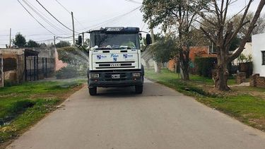 LIMPIEZA. Un camión municipal fumigando zonas de Del Viso. .
