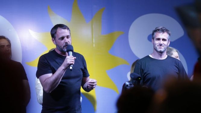 FESTEJO. Laurent, la noche del triunfo electoral junto a Achával. .