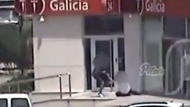 El ladrón forcejea y la víctima está en el suelo..