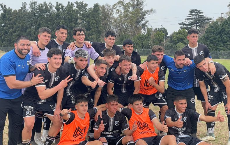 EQUIPO. La Tercera de Real Pilar festeja un nuevo triunfo que lo deja cerca de la cima.