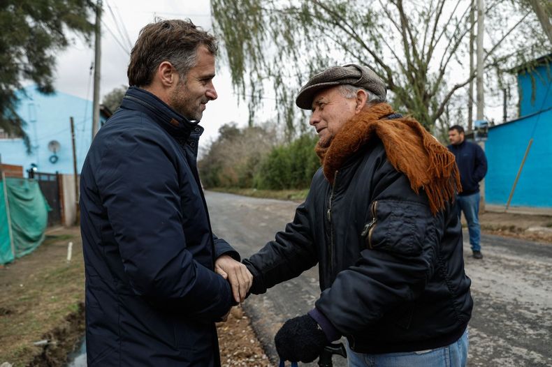 MANO A MANO. Achával dialogó con los vecinos durante la recorrida. &nbsp;