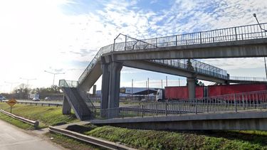 El puente peatonal donde ocurrió el hecho.