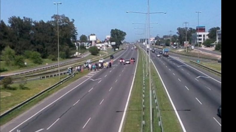 Está interrumpido el tránsito a la altura del Km. 50 de la Panamericana, mano a Capital..