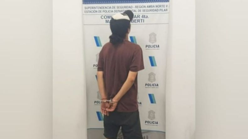 El violento sujeto fue detenido, acusado de agredir físicamente a una amiga. .