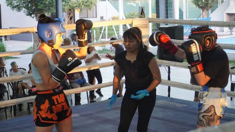 COMBATE. Las chicas brindaron una emotiva pelea en el Club Municipal..