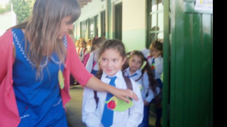 Brisa junto a su señorita Belén Sánchez Lugones, a la salida de su primer día de clases, en la Escuela Argentina del Futuro de Del Viso..