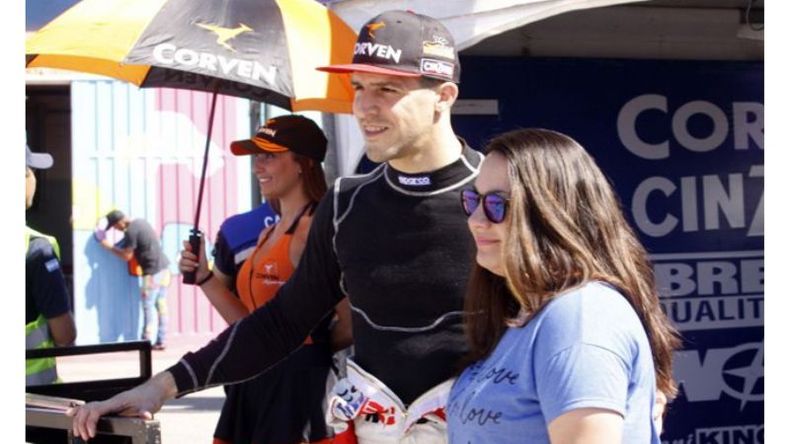 SOY TU FAN. Matías Rossi atendiendo los pedidos de sus seguidores en San Luis..