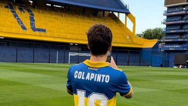 Franco Colapinto en La Bombonera con la tribuna número 12 de fondo.