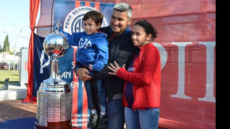 El vecino goleador. Alberto Acosta fue otra de las atracciones..