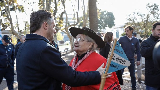 SALUDO. Achával compartió la mañana con vecinos y representantes de entidades. &nbsp;