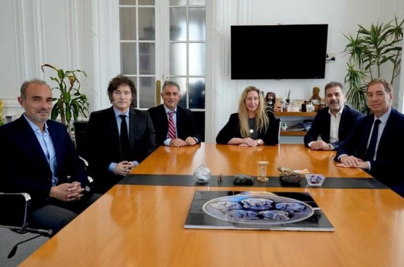 EN LA MISMA MESA. Javier Milei con Ritondo, Santilli y referentes de la LLA.