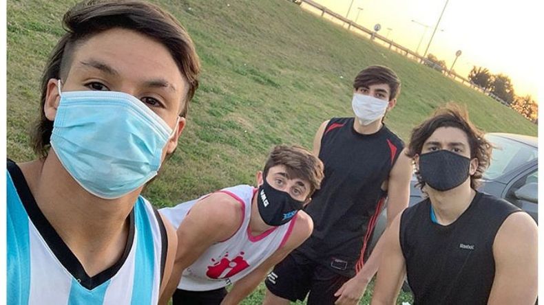 POR CUATRO. Henriques (2º) junto a Sánchez, Nehuén Alvite y Gonza Floriani..