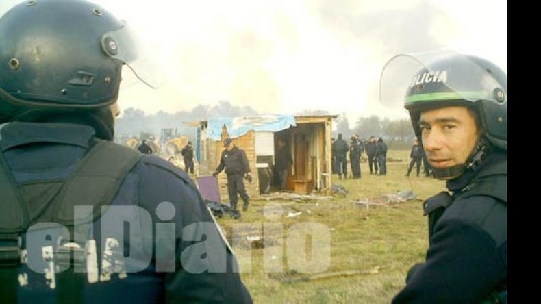 La mirada. En pocos minutos la policía obligó a desarmar las casillas y quemar los materiales..