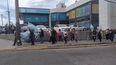 protesta de jubilados en las puertas de anses