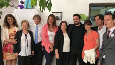 MOMENTO EMOTIVO. Autoridades y familiares de Colusi, durante el acto de ayer a la mañana. .