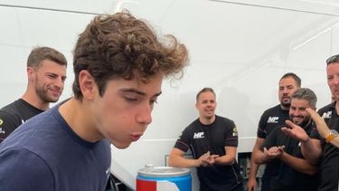 CUMPLEAÑOS. Colapinto sopla las velitas acompañado de los integrantes del MP Motorsport.