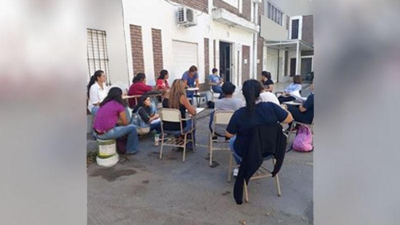 AL PATIO. Por el calor, clase al aire libre..