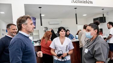 TRIBARRIAL. Achával recorrió los nuevos consultorios y dialogó con médicos y pacientes.