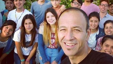 EN ERQUIPO. Profe y alumnos, en la futura terraza verde. .