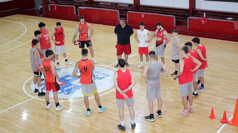 CHARLA PREVIA. Silva habla con los jugadores antes del entrenamiento..