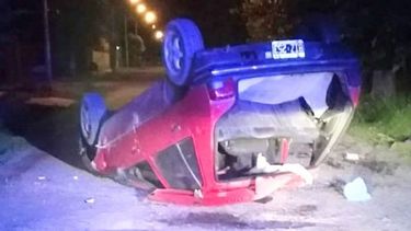 tres jovenes volcaron un auto al esquivar a un perro