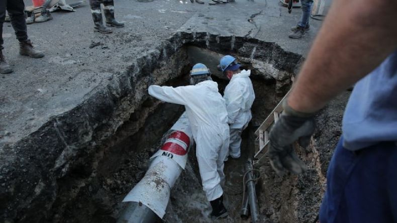 EXCAVACIÓN. La rotura fue detectada en Chacabuco al 600..