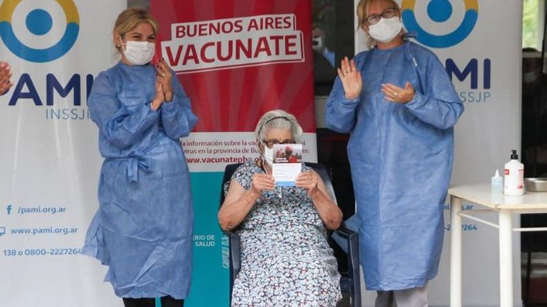 ALEGRÍA. Una residente del Santa Rita celebra tras recibir la vacuna..