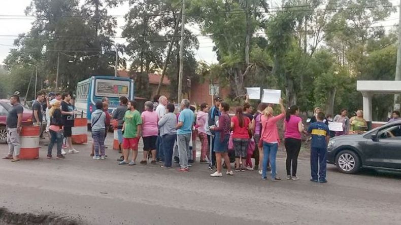 CORTE. Los vecinos anunciaron que, sin soluciones, habrá más piuetes..