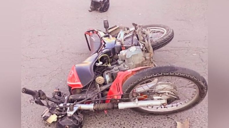 El motociclista tuvo que ser hospitalizado con politraumatismos. Fotos @juancaimpacto. .