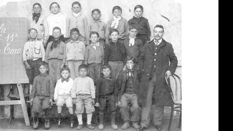 Histórica imagen de la Escuela 11 de Derqui, alrededor de 1905..